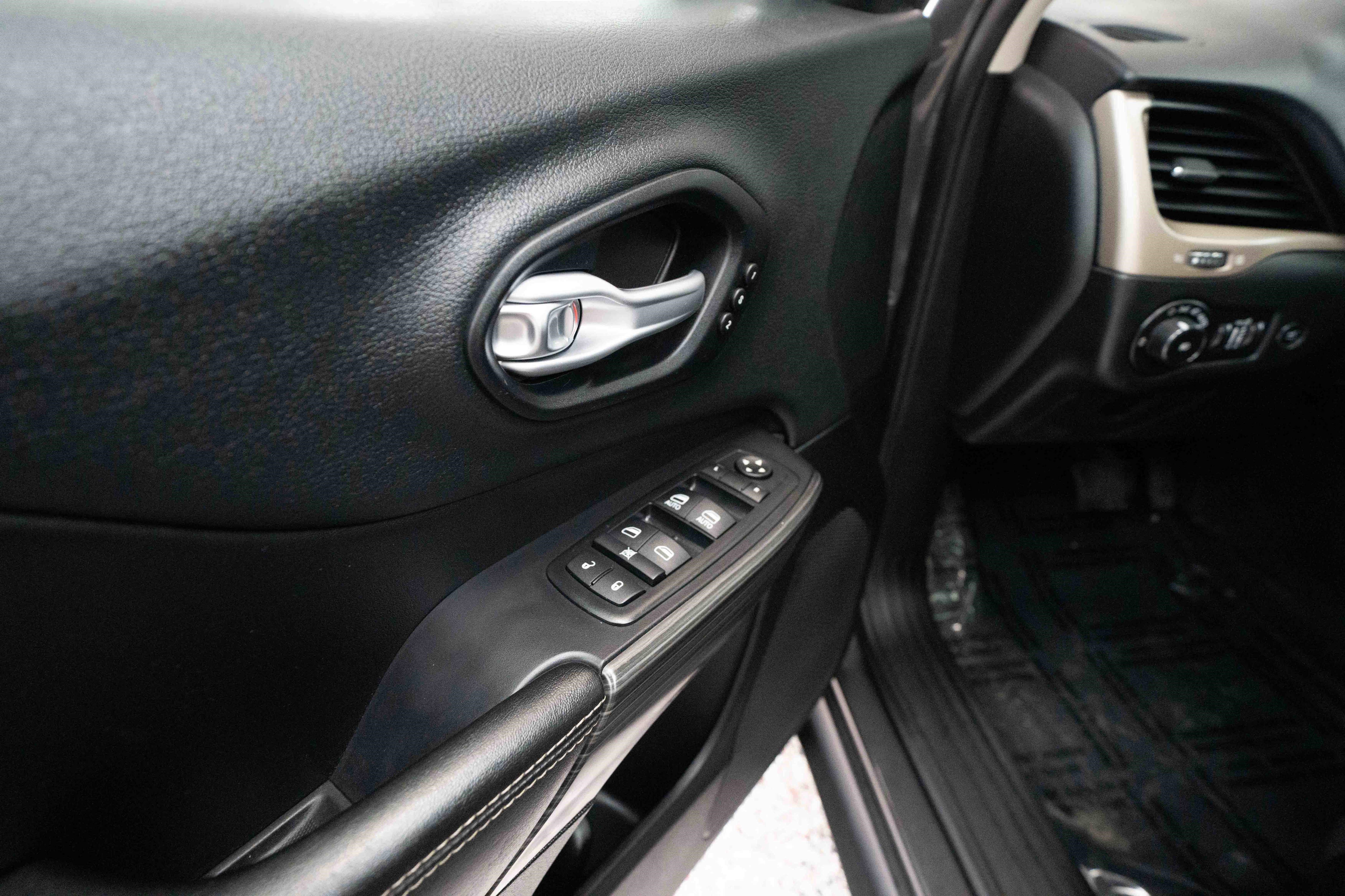 Used 2015 Jeep Cherokee Limited w/ Luxury Group AWD/4WD image 7