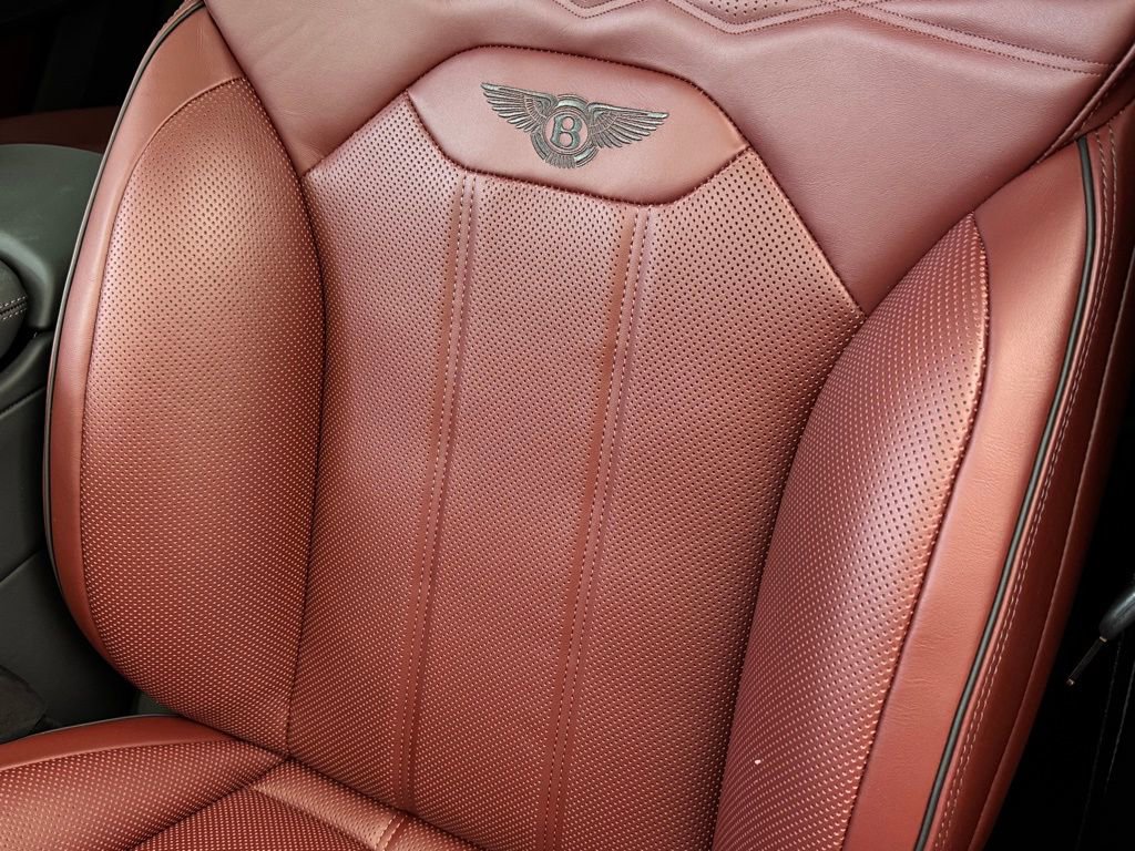 Used 2025 Bentley Bentayga image 6