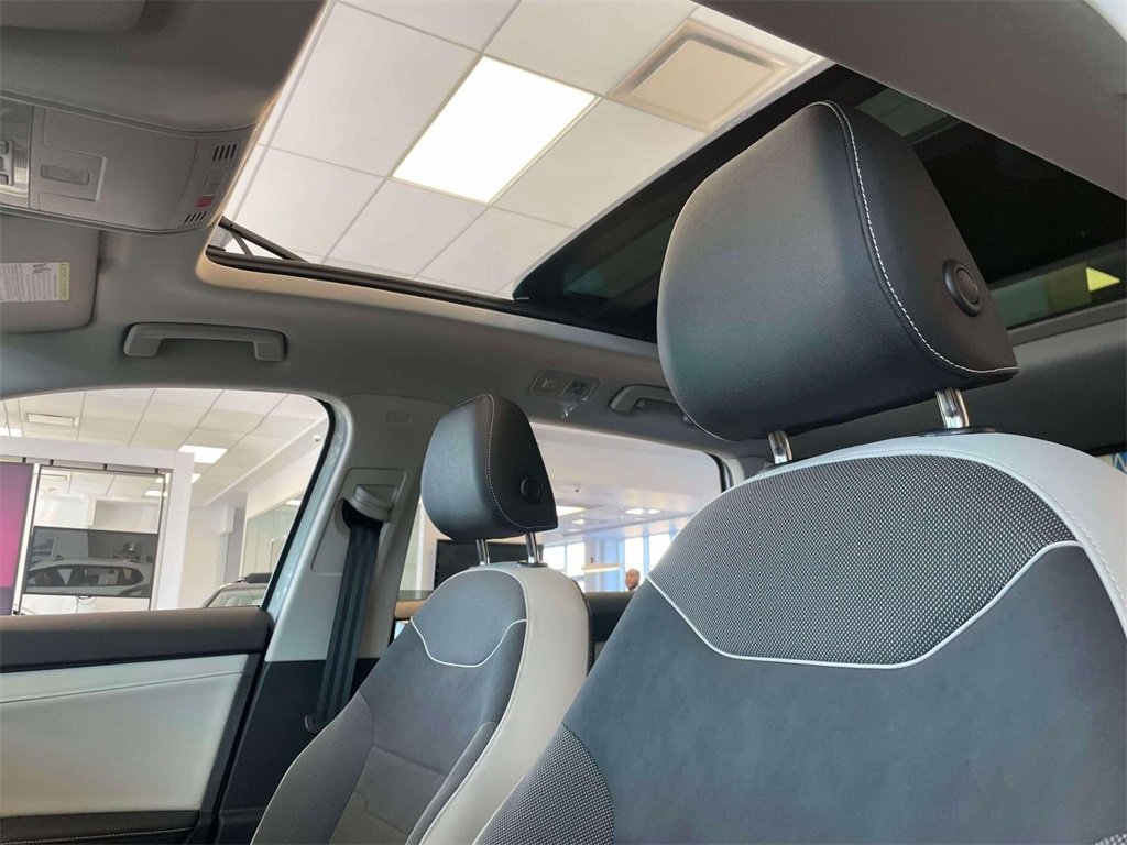 New 2025 Volkswagen Taos SE image 21