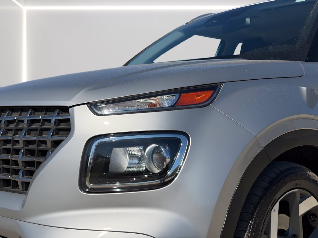 Used 2025 Hyundai Venue SEL FWD image 28