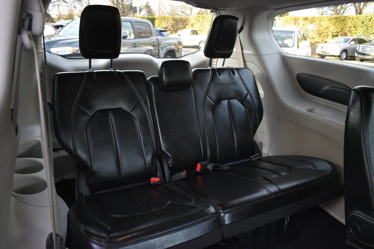 Used 2023 Chrysler Pacifica Touring-L image 13