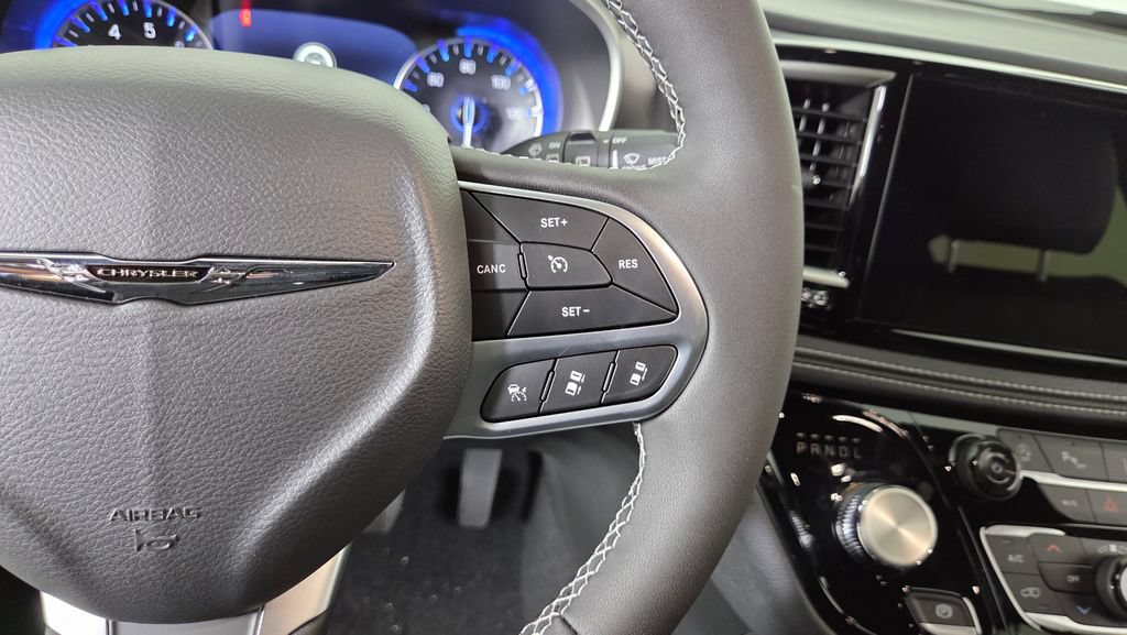 New 2025 Chrysler Pacifica Select w/ Fav Edition Package FWD image 18
