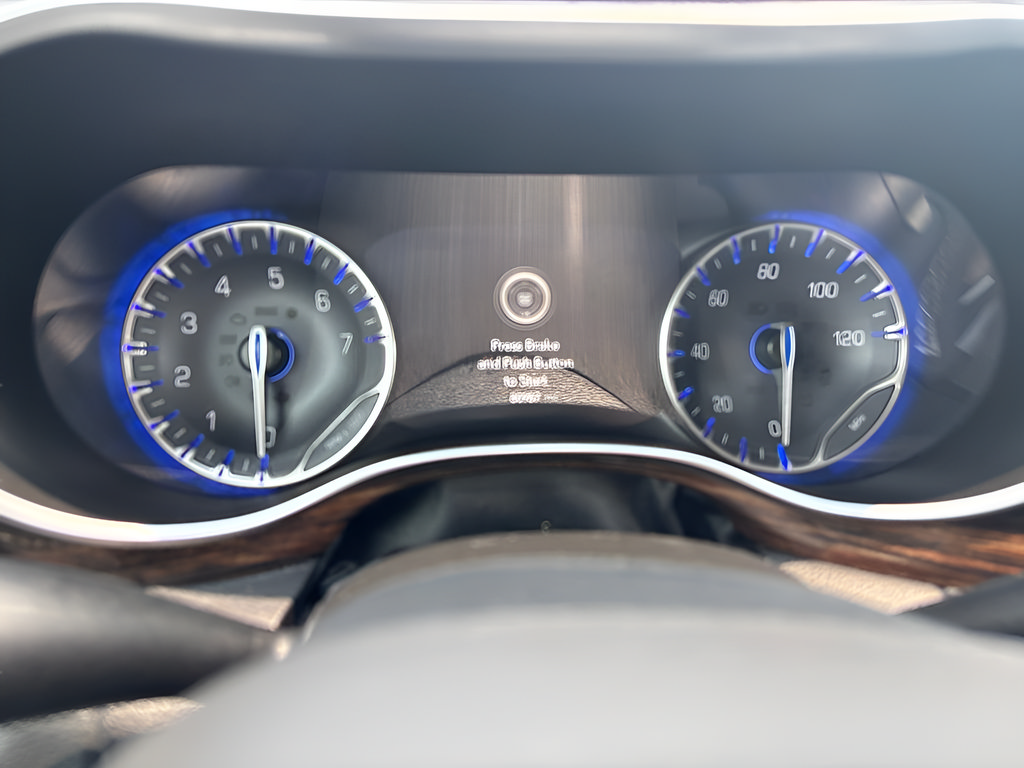 Used 2023 Chrysler Pacifica Limited FWD image 12