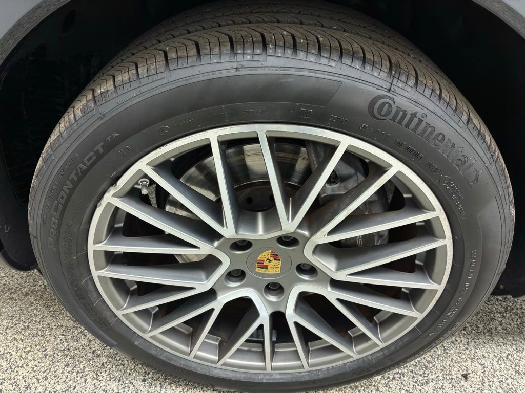 Used 2022 Porsche Cayenne Platinum Edition image 13