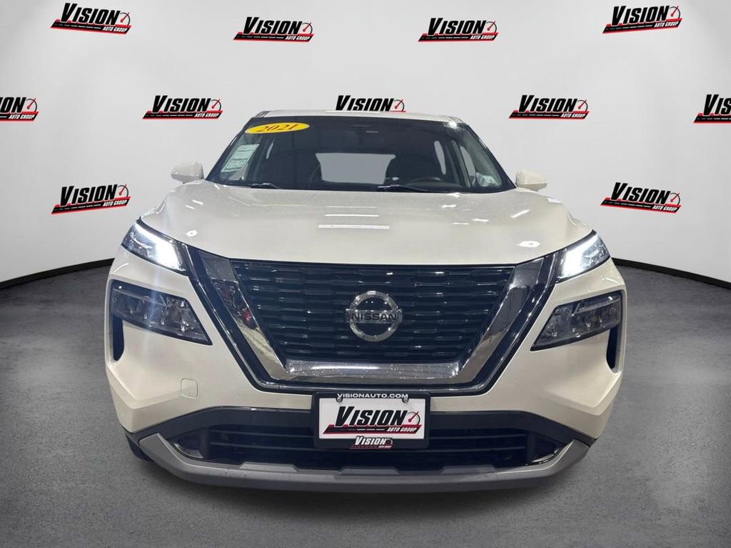 Used 2021 Nissan Rogue SV image 2