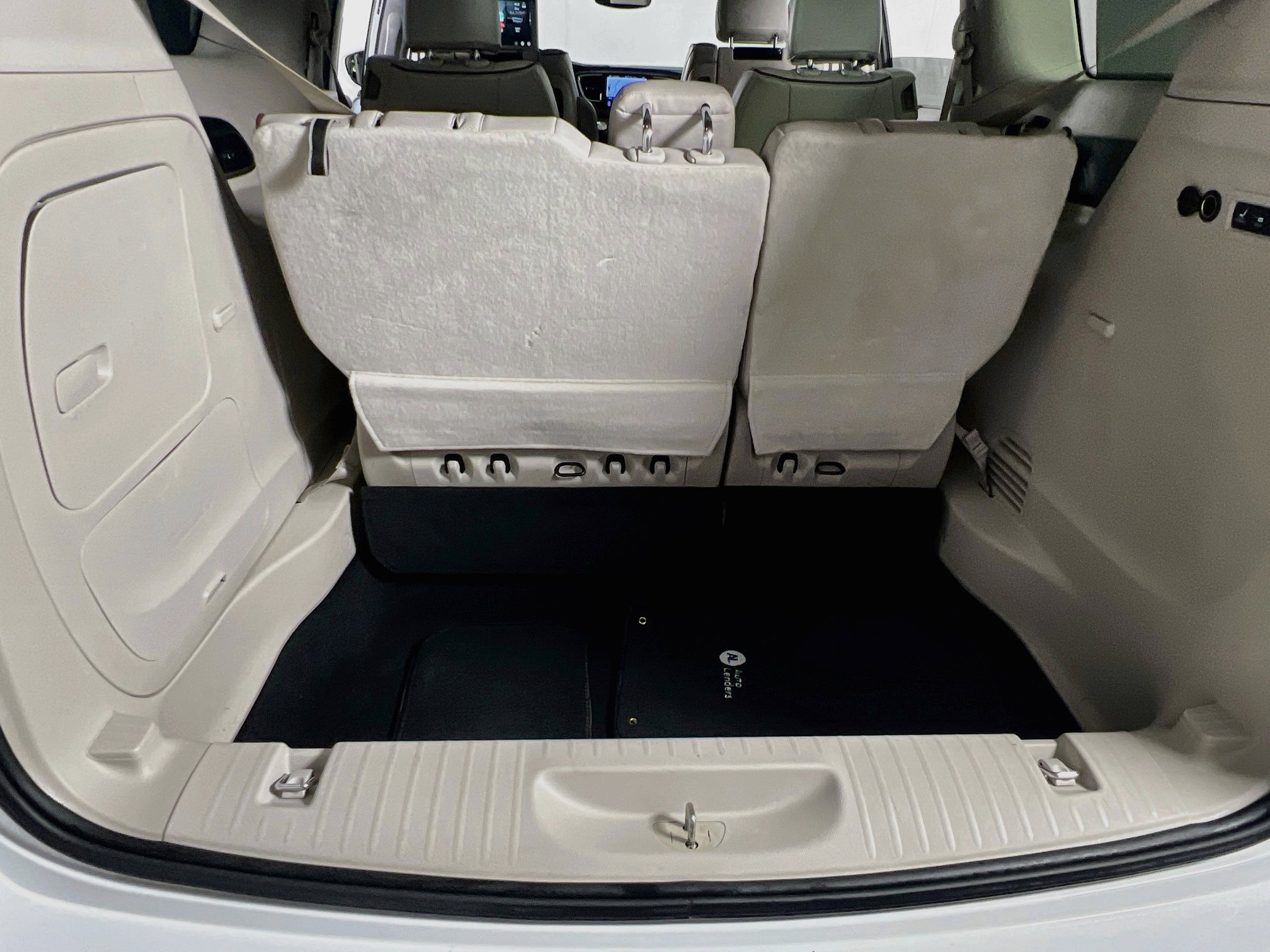 Used 2017 Chrysler Pacifica Limited w/ UConnect Theater Package FWD image 27