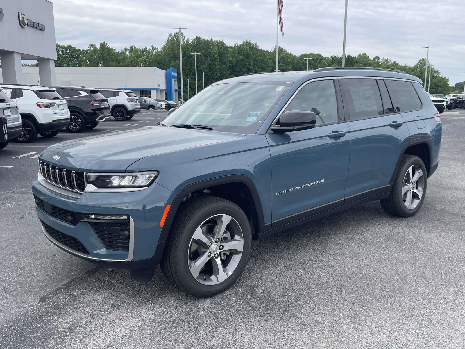 New 2026 Jeep Grand Cherokee L Limited w/ Luxury Tech Group II AWD/4WD image 3