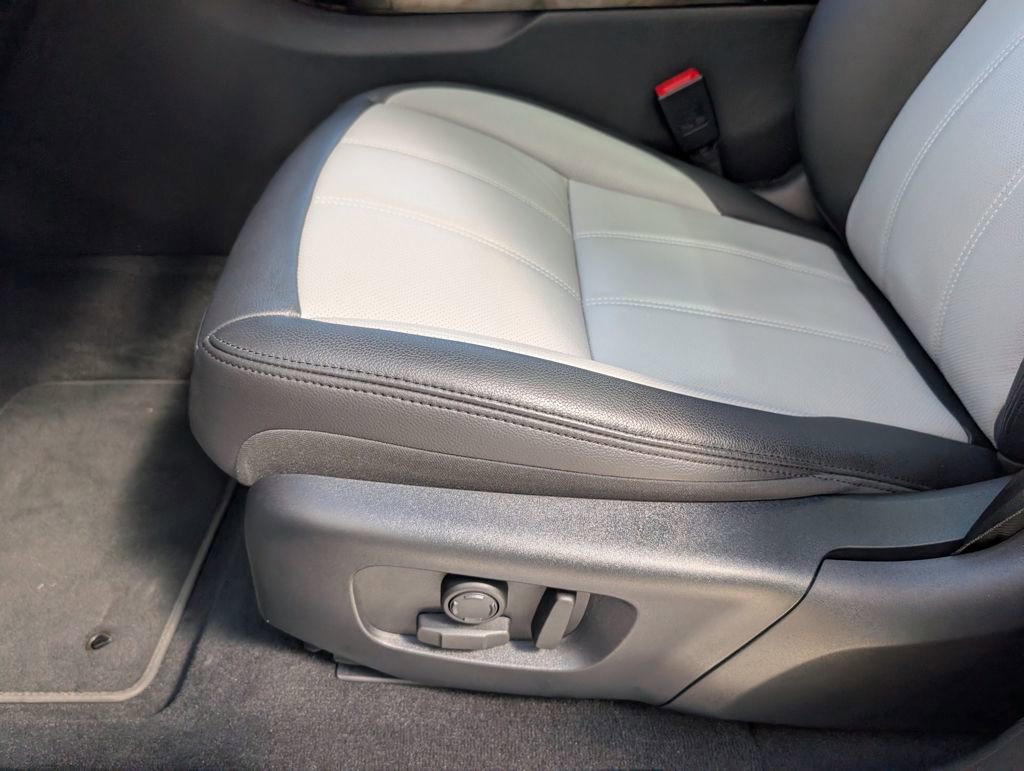 Certified 2025 Land Rover Range Rover Evoque Dynamic SE image 29