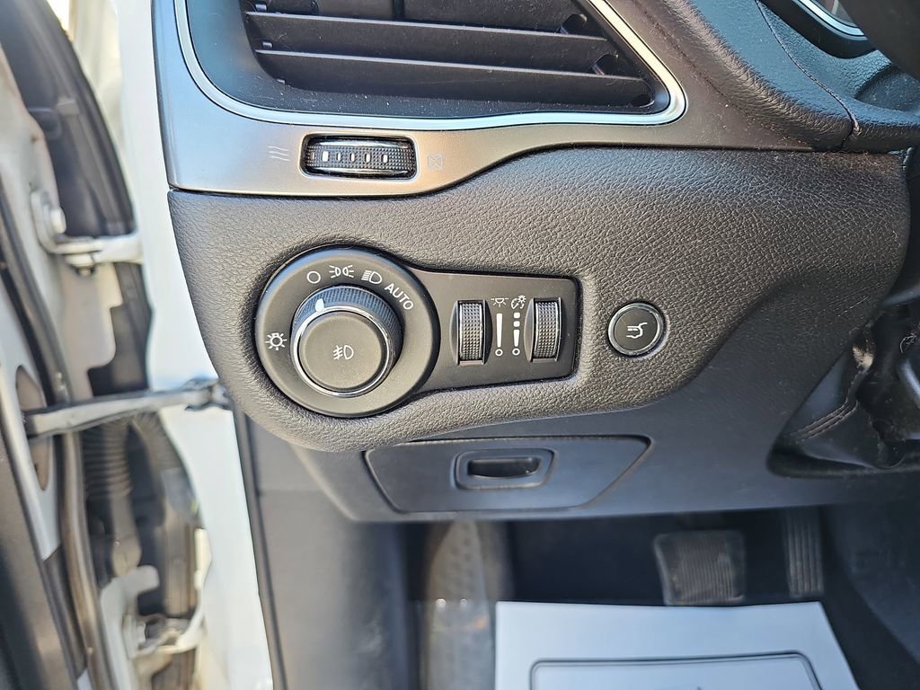 Used 2019 Jeep Cherokee Latitude Plus w/ Comfort/Convenience Group image 30