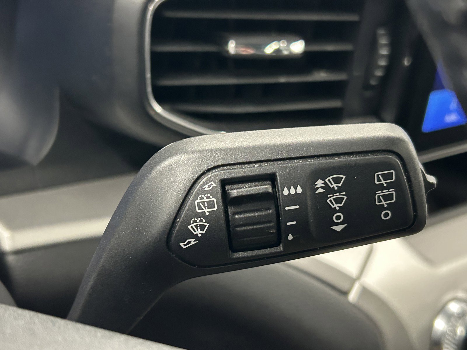 Used 2022 Ford Explorer XLT w/ Equipment Group 202A image 24