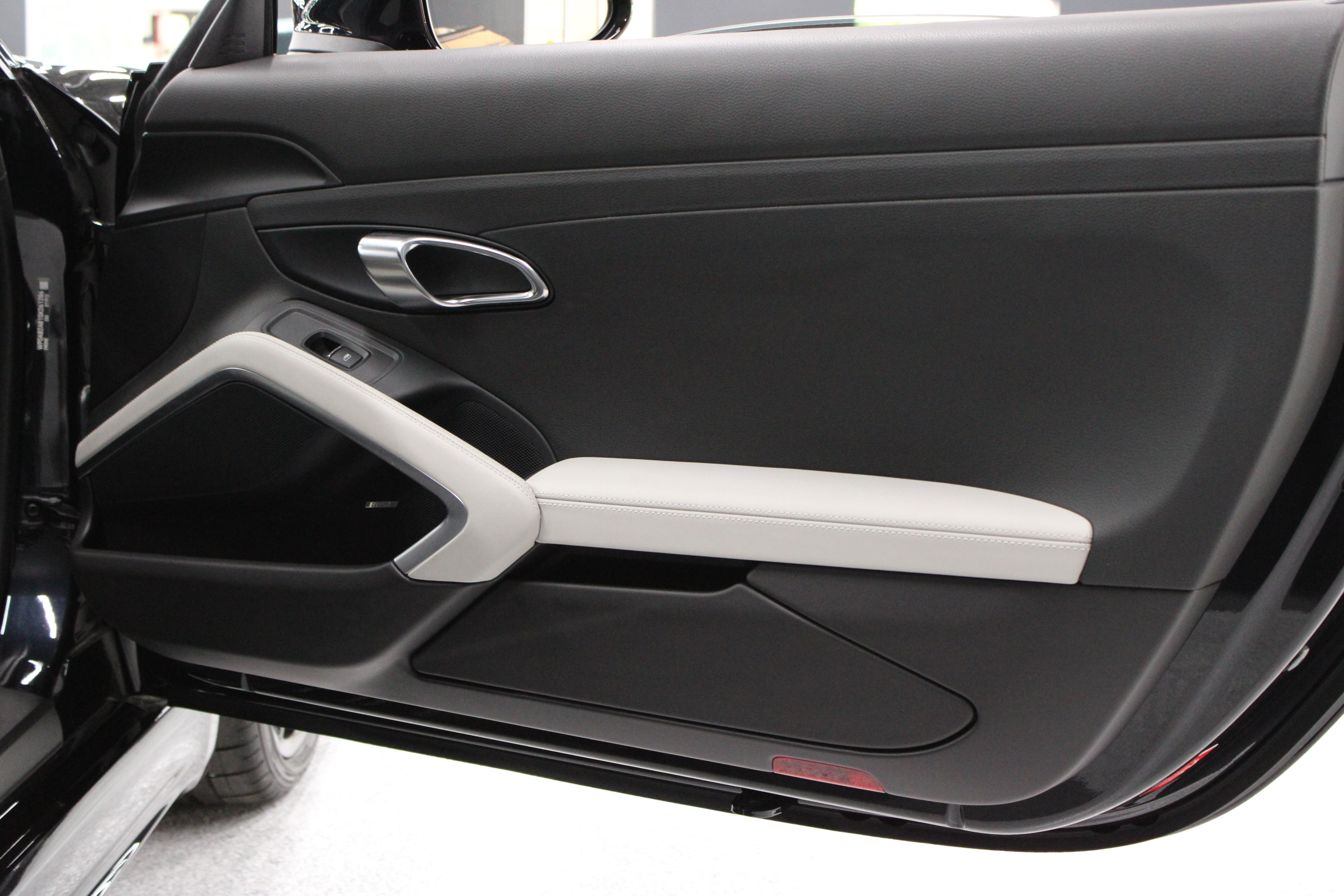 Used 2025 Porsche 718 Cayman S w/ Sportdesign Package RWD image 29