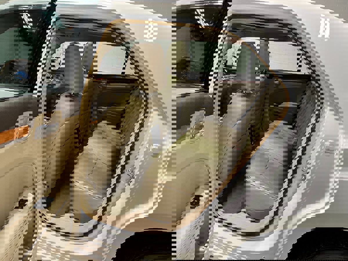 Used 2013 Chrysler 300 C w/ Light Group image 23