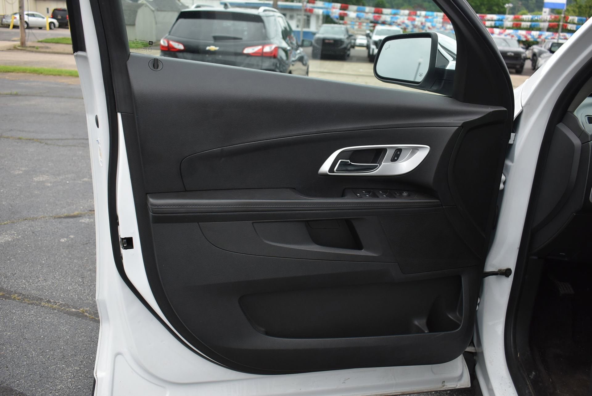 Used 2016 Chevrolet Equinox LTZ w/ Enhanced Convenience Package FWD image 11