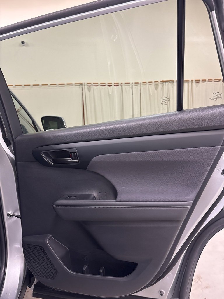 Used 2023 Toyota Highlander L image 42