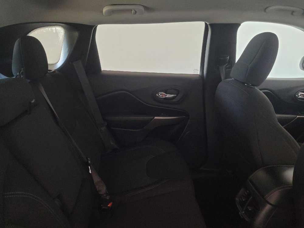 Used 2019 Jeep Cherokee Latitude w/ Popular Appearance Group FWD image 19