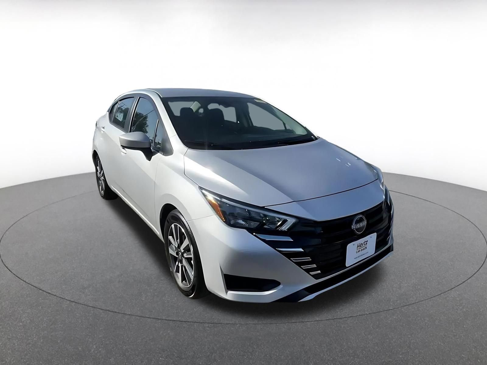 Used 2025 Nissan Versa SV image 3