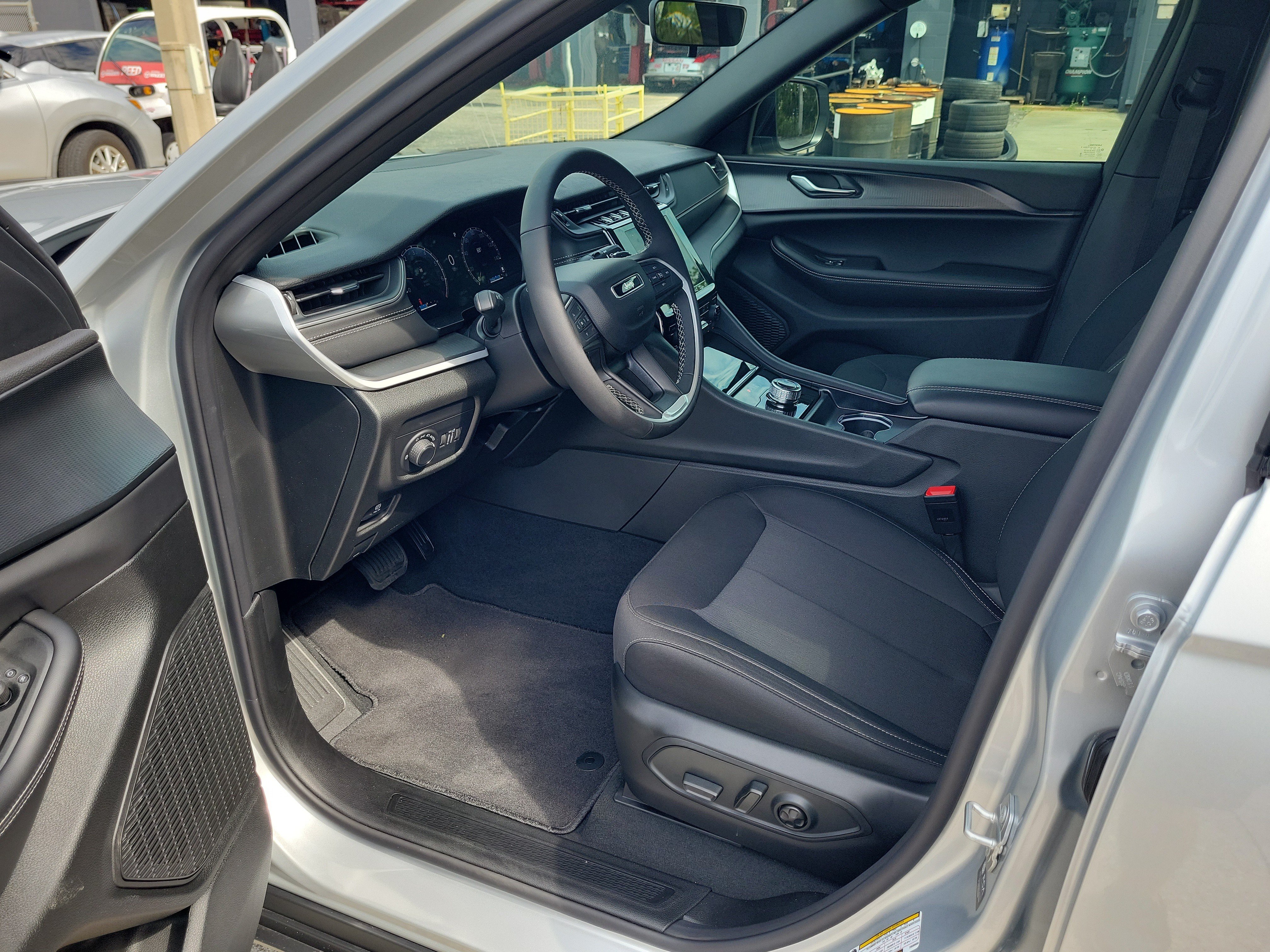 Used 2026 Jeep Grand Cherokee L 2WD image 13