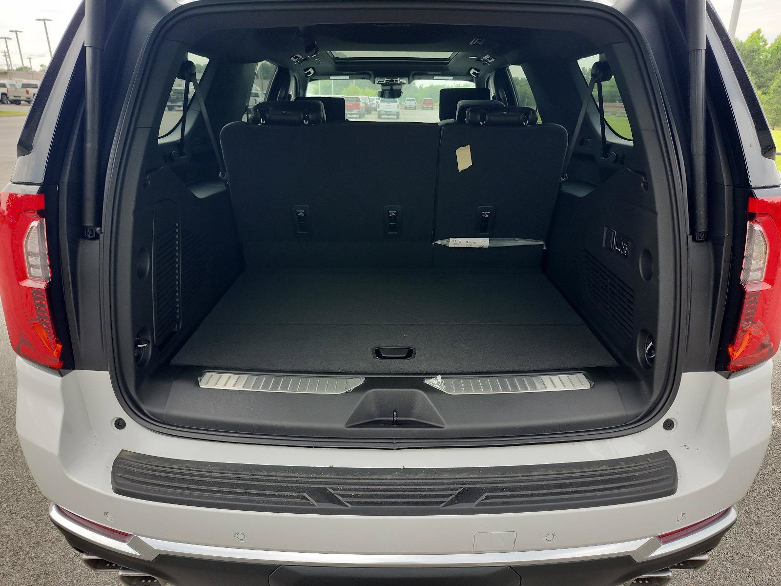 New 2026 GMC Yukon XL Denali w/ Denali Reserve Package AWD/4WD image 8