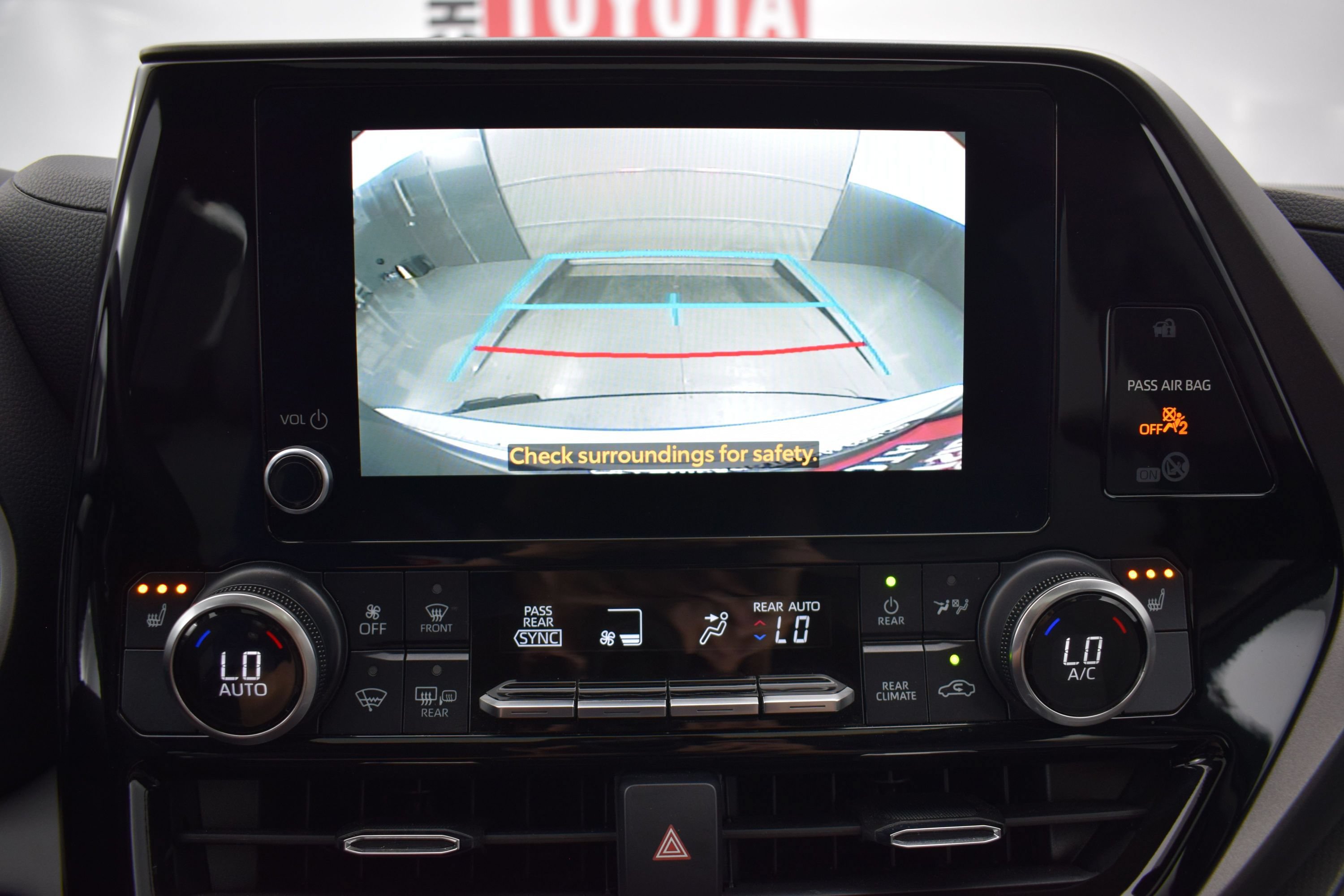 Used 2024 Toyota Highlander XLE AWD/4WD image 18