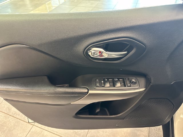 Used 2019 Jeep Cherokee Latitude w/ Popular Appearance Group AWD/4WD image 20