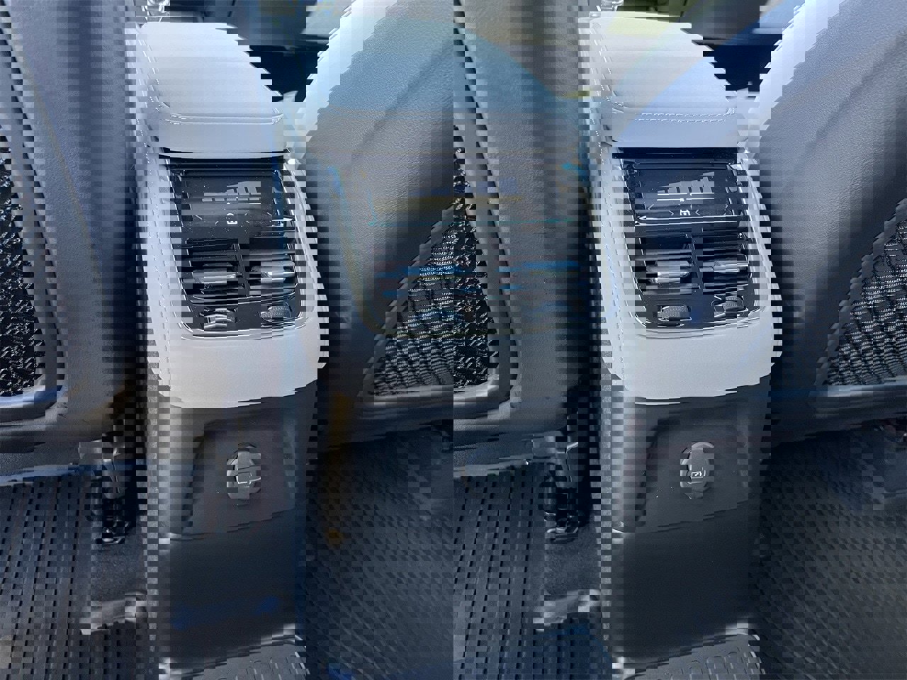 Used 2025 Volvo XC90 T8 Core image 23