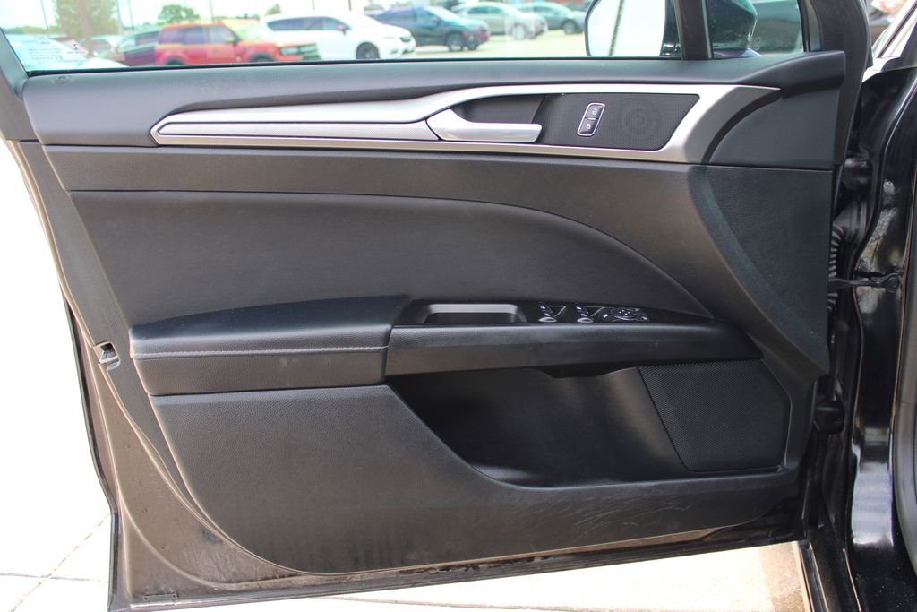 Used 2017 Ford Fusion SE FWD image 36