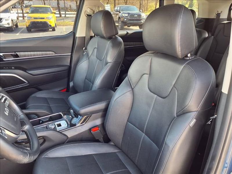 Used 2023 Kia Telluride EX w/ EX Captain's Chair Package image 13