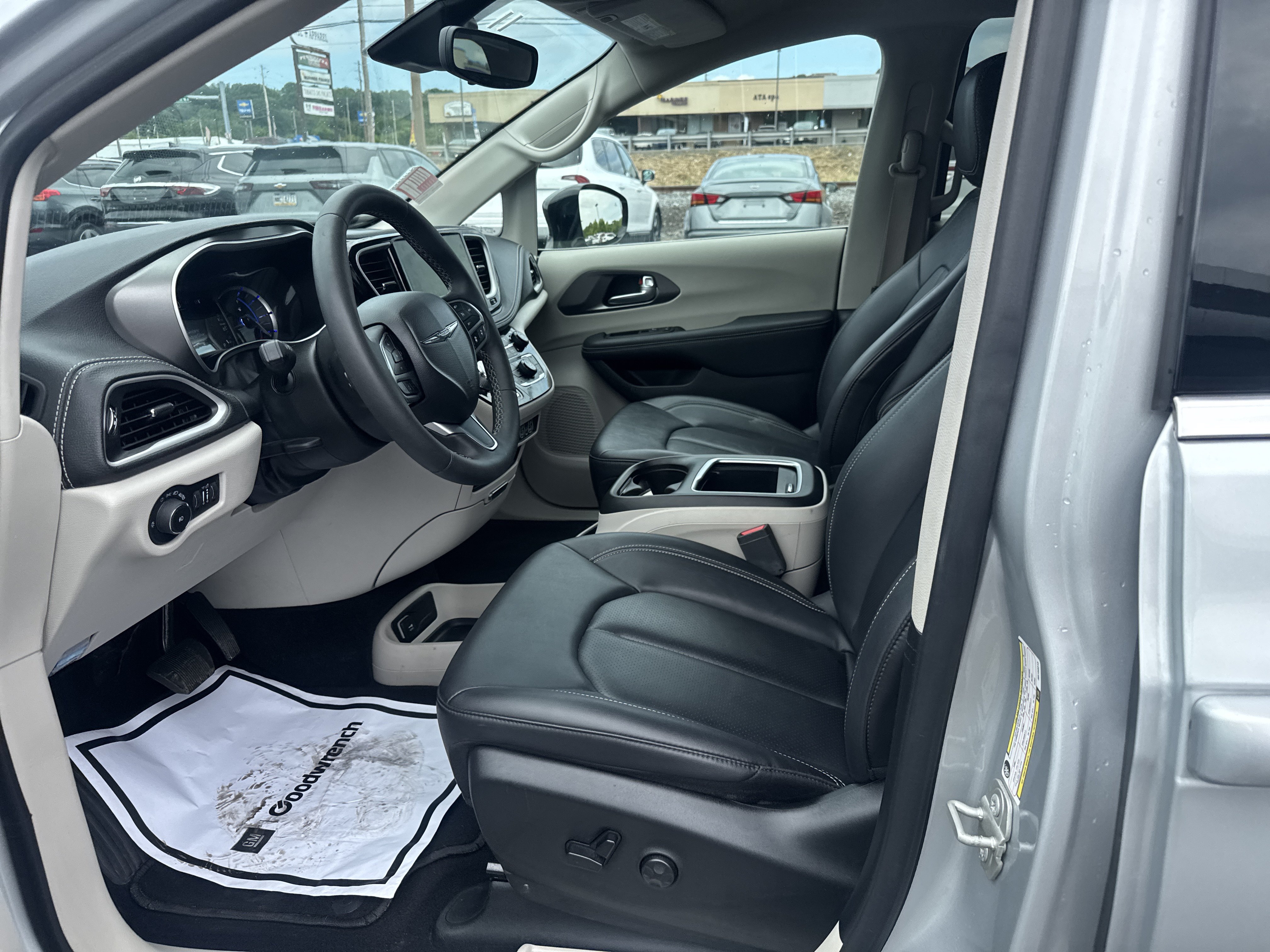 Used 2024 Chrysler Pacifica Limited FWD image 12