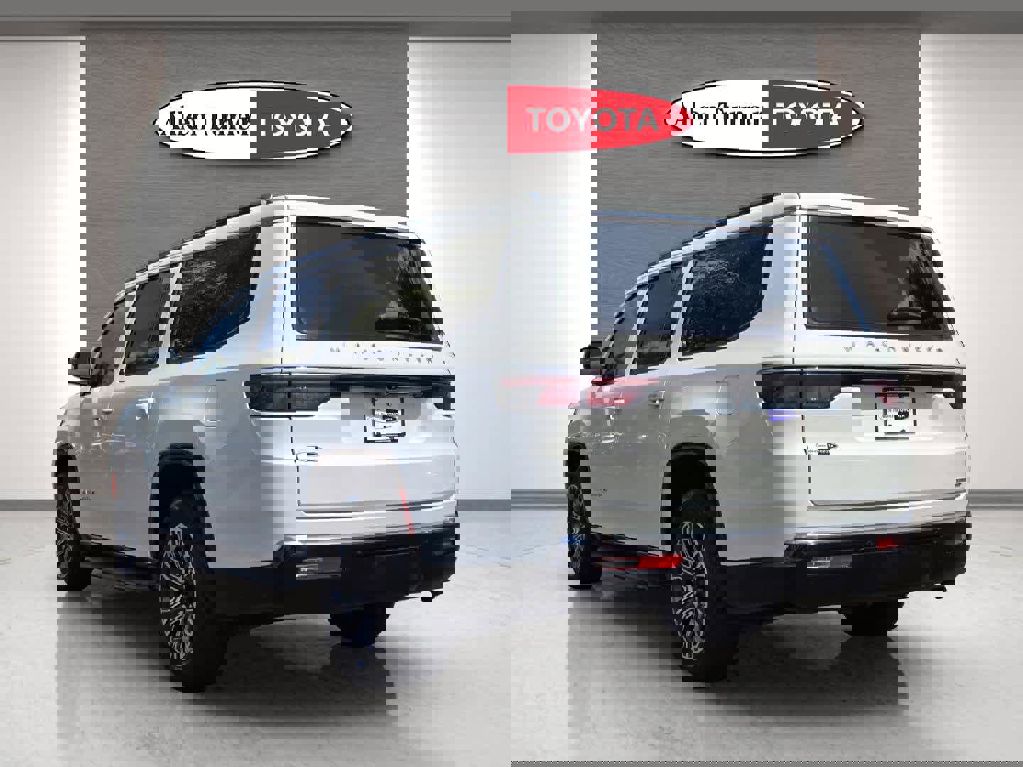 Used 2024 Jeep Wagoneer L Series II image 9