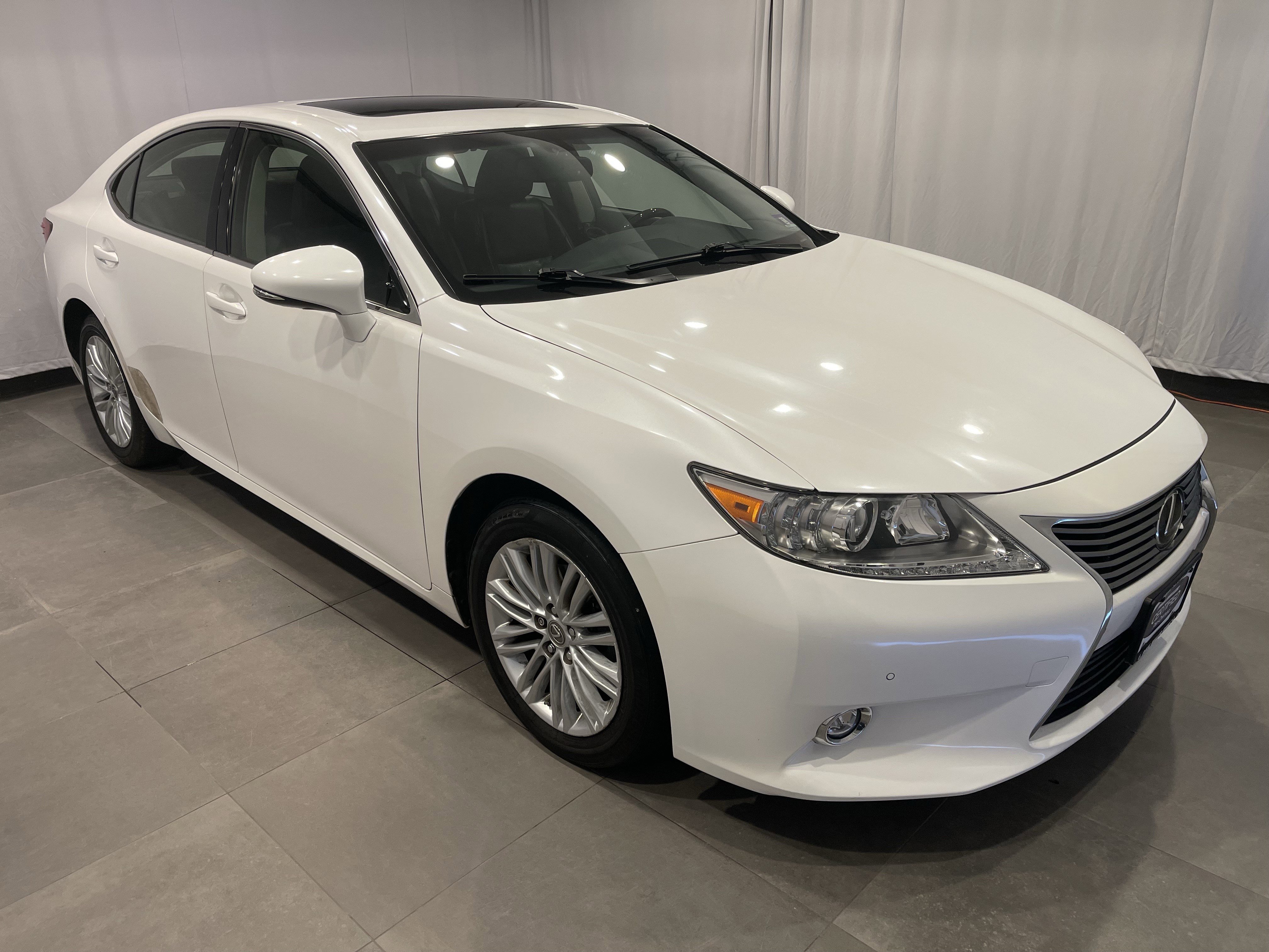 Used 2015 Lexus ES 350 w/ Luxury Package FWD image 3
