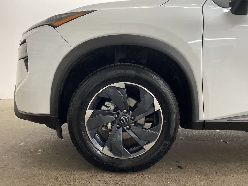 Used 2024 Nissan Rogue SV image 11