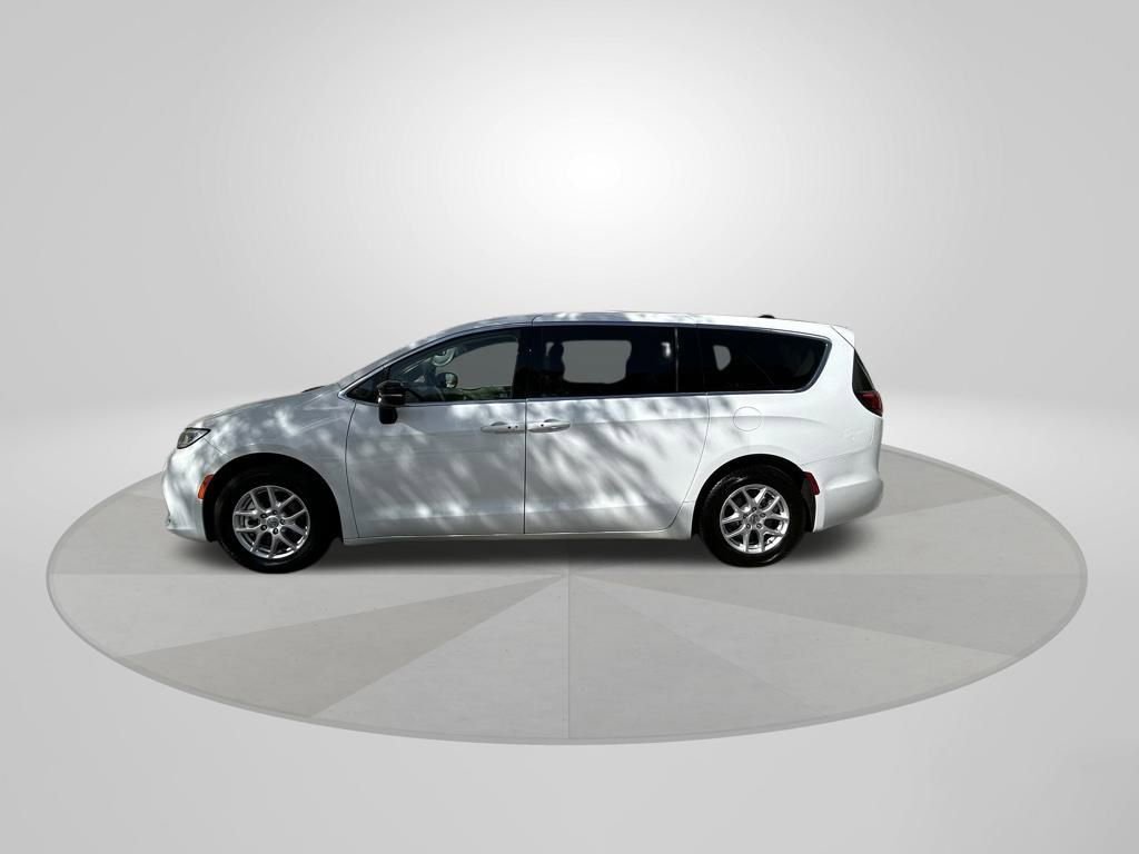 Certified 2024 Chrysler Pacifica Touring-L image 4