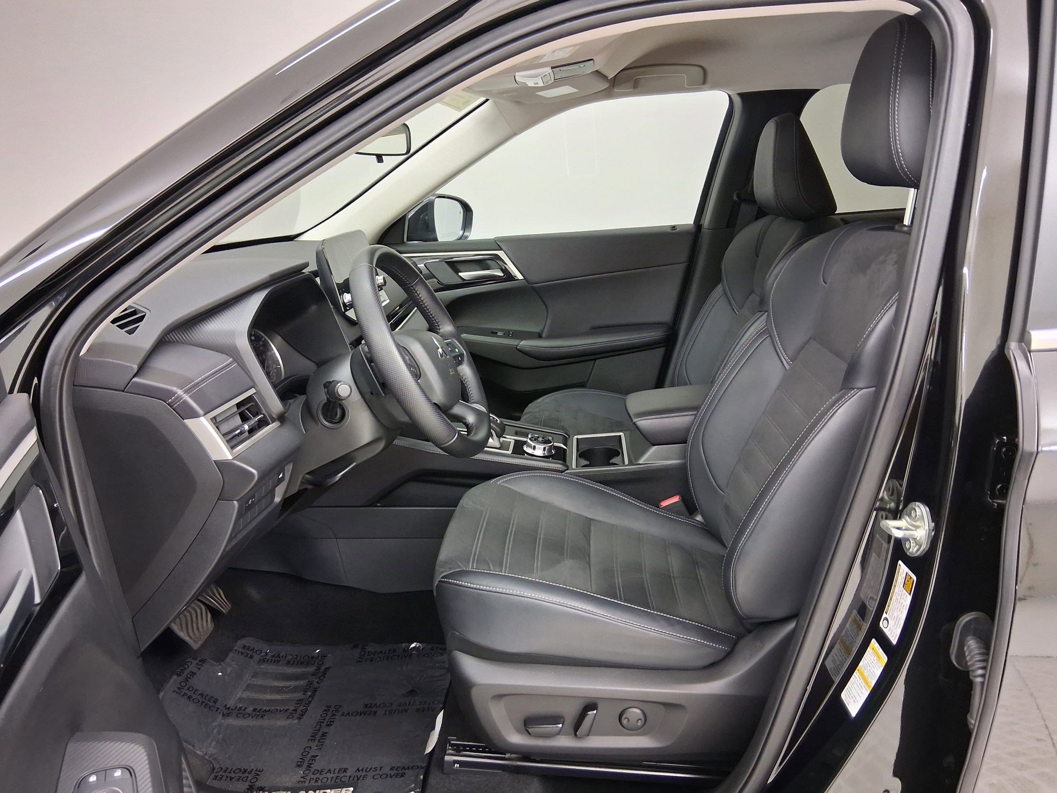 Used 2024 Mitsubishi Outlander SE image 3