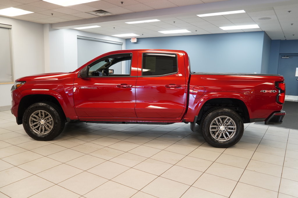 Used 2025 Chevrolet Colorado LT w/ LT Convenience Package AWD/4WD image 2