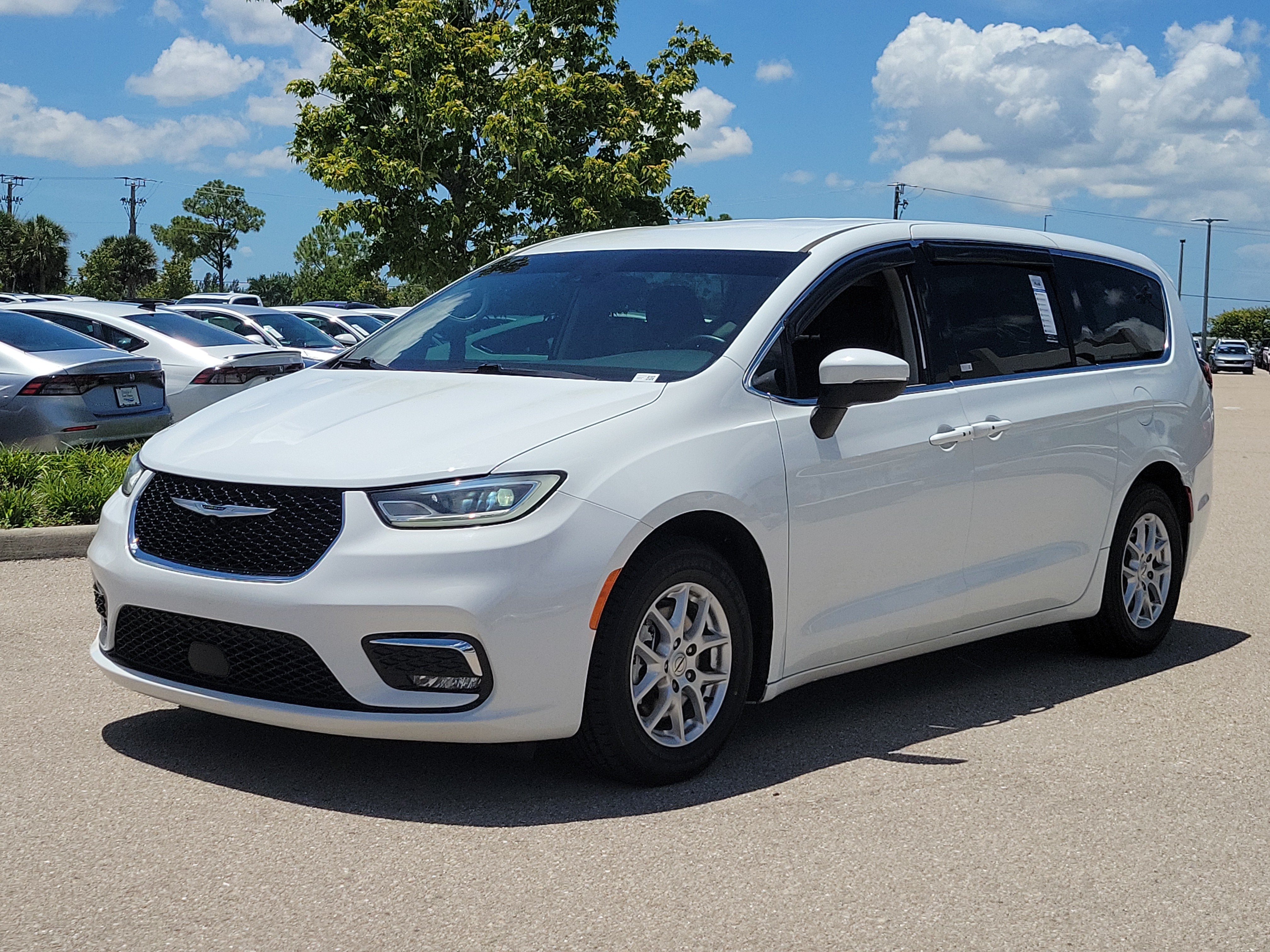 Used 2023 Chrysler Pacifica Touring-L FWD image 3