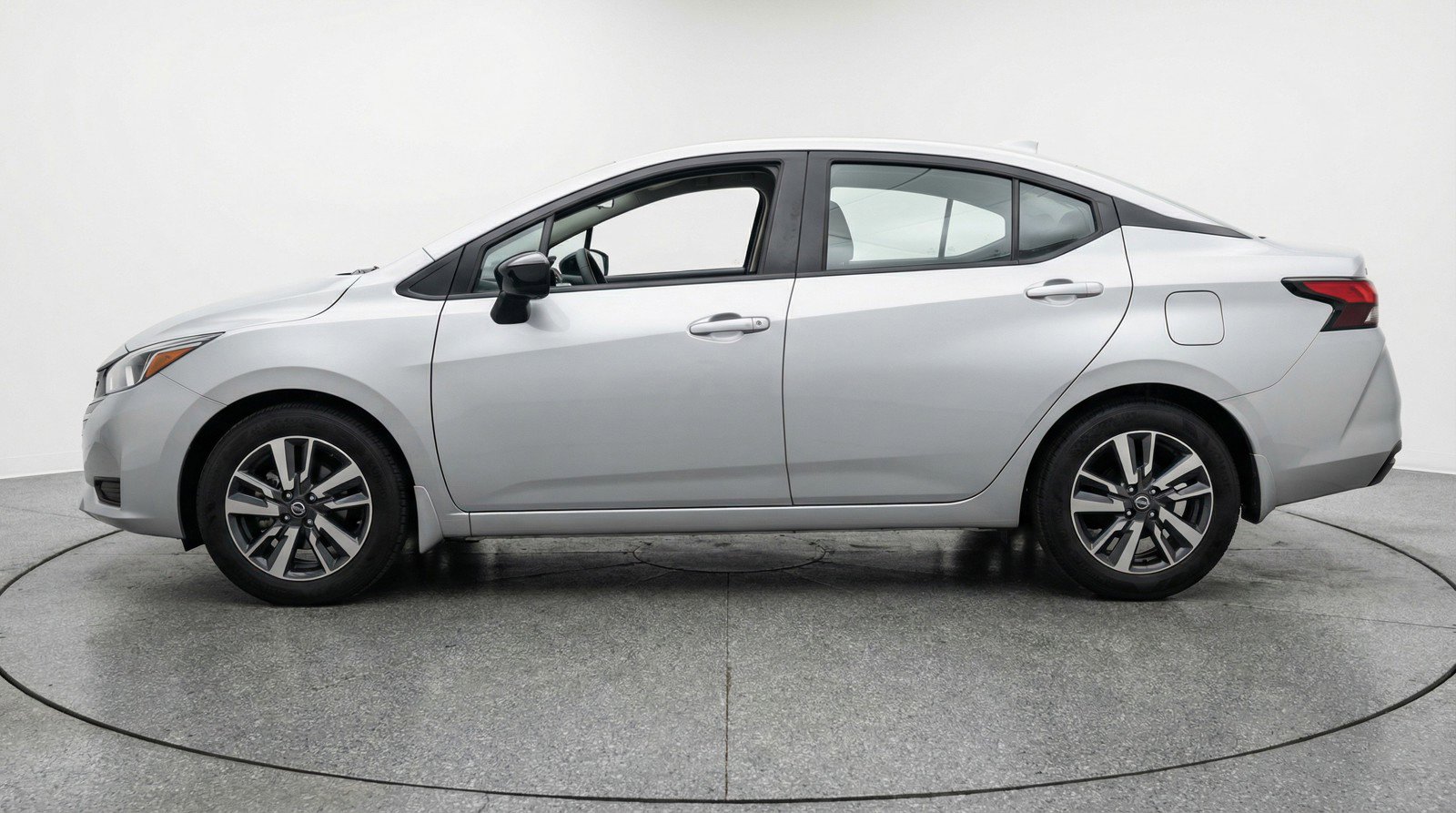 Used 2025 Nissan Versa SV image 5