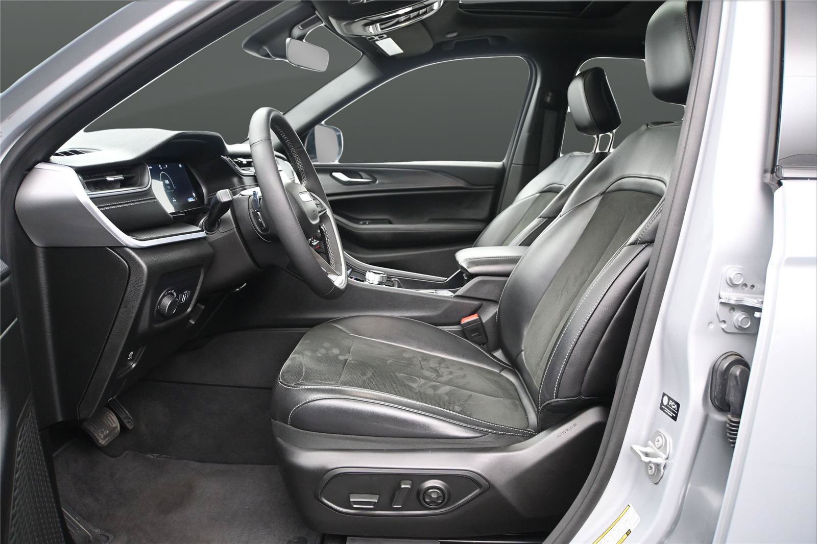 Used 2025 Jeep Grand Cherokee Altitude AWD/4WD image 8