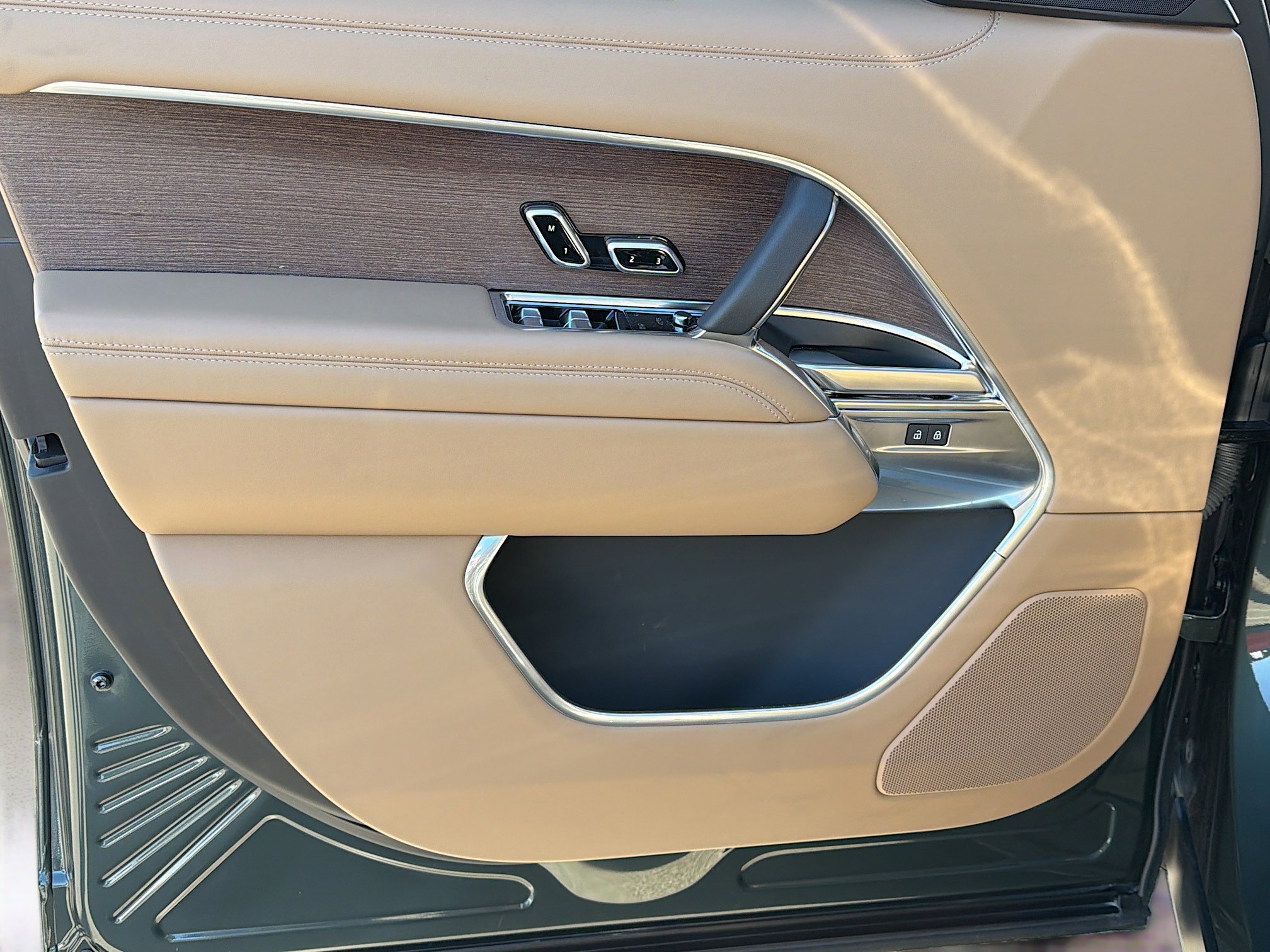 Used 2025 Land Rover Range Rover SE image 21