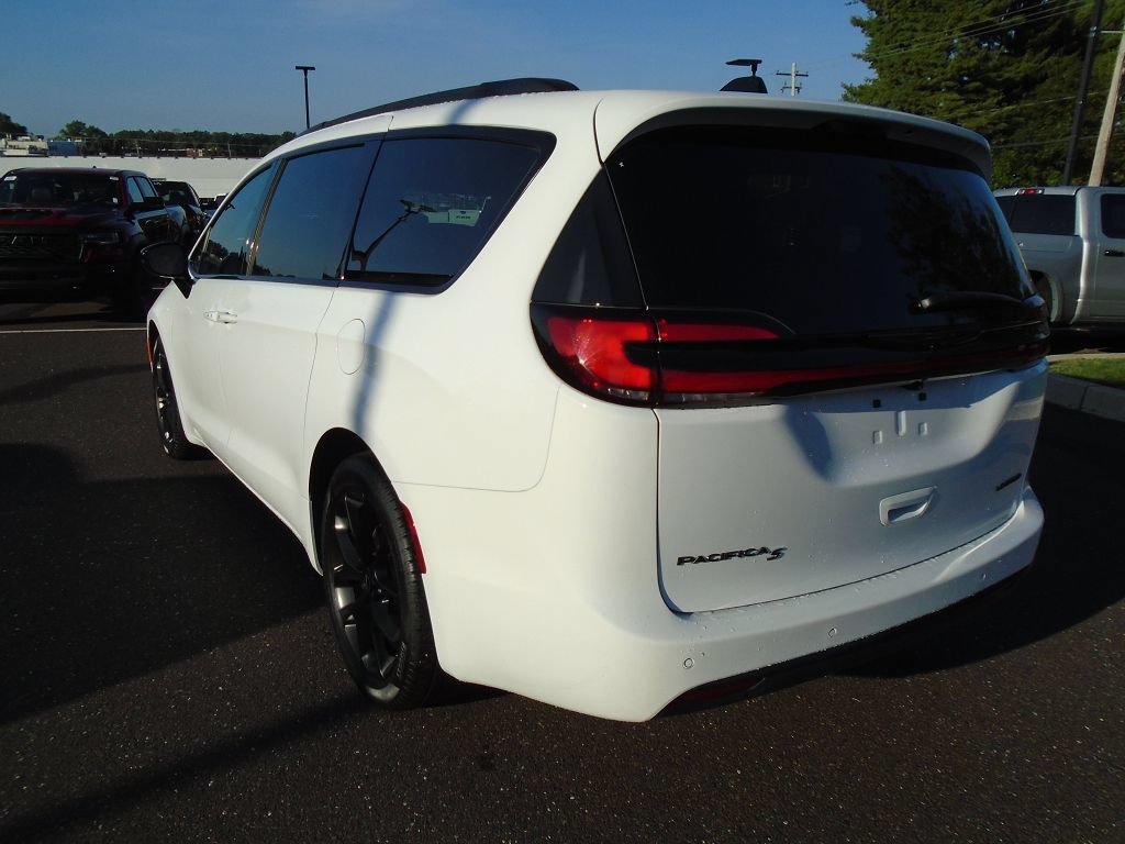 Used 2026 Chrysler Pacifica Limited w/ S Appearance Package FWD image 4