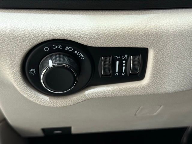 Used 2023 Chrysler Voyager LX image 34