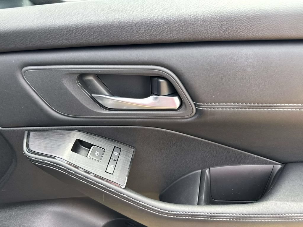 Used 2025 Nissan Rogue SL FWD image 19