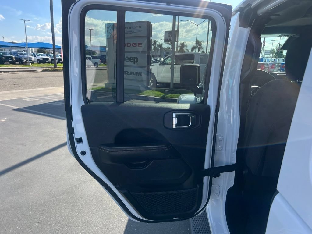 Used 2025 Jeep Wrangler Unlimited Sahara AWD/4WD image 24