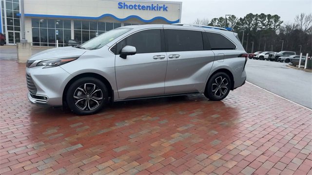 Used 2025 Toyota Sienna Platinum image 7