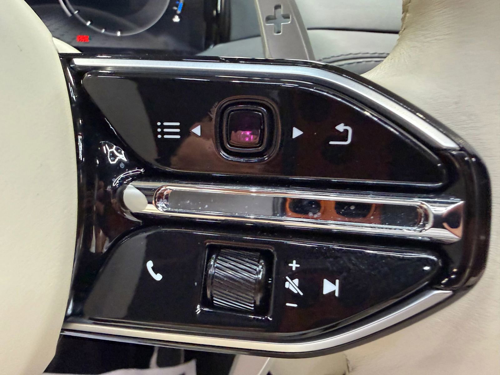 Used 2024 Aston Martin DB12 Convertible RWD image 70