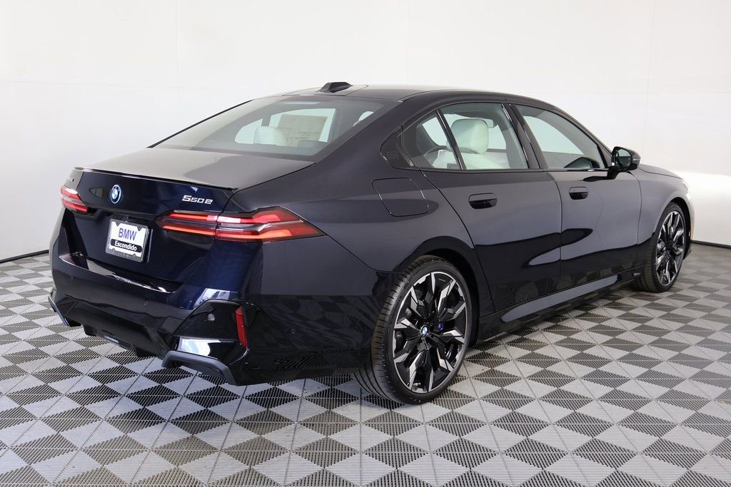 New 2026 BMW 550e xDrive image 2