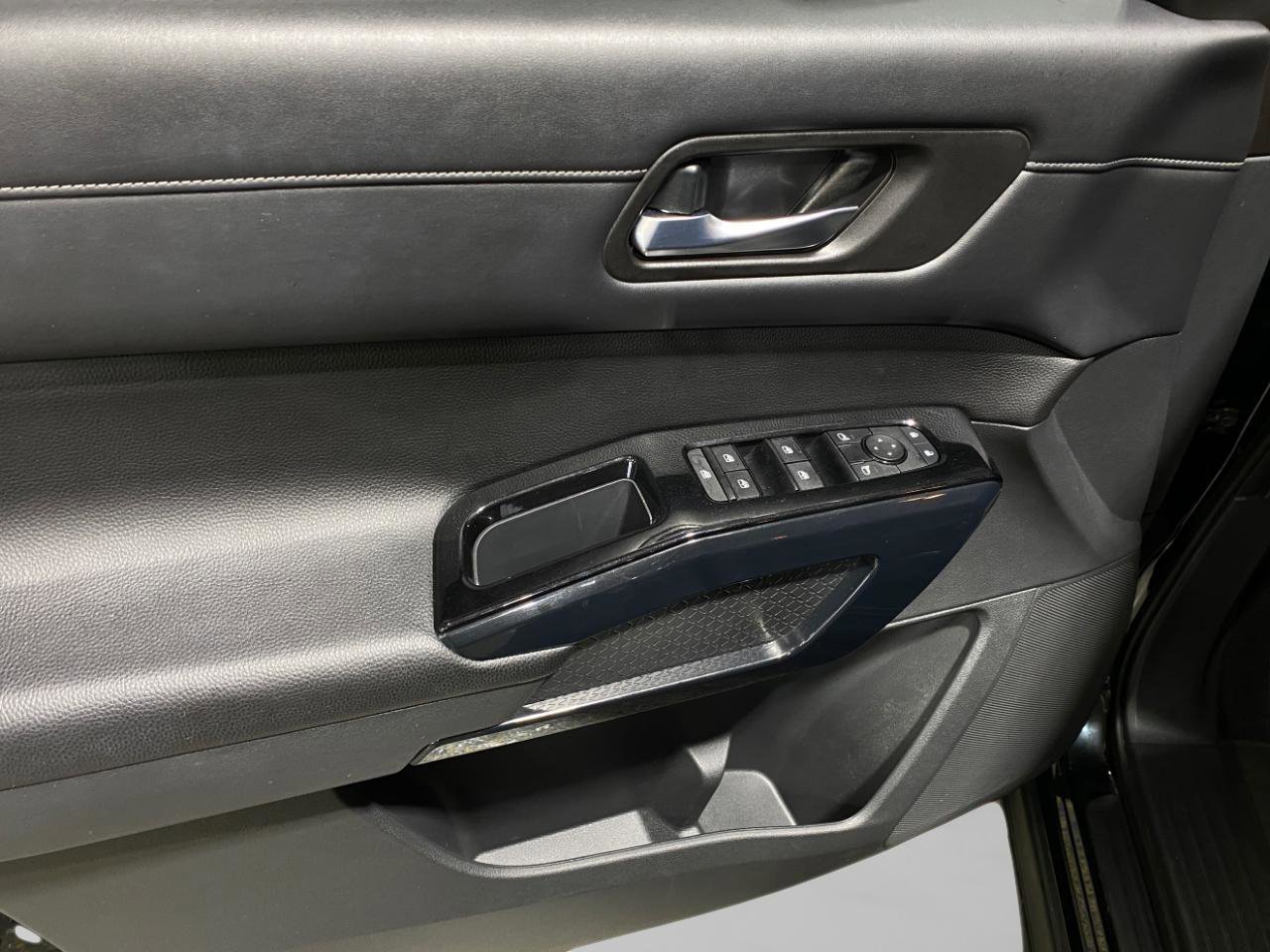 Used 2022 Nissan Pathfinder S image 6
