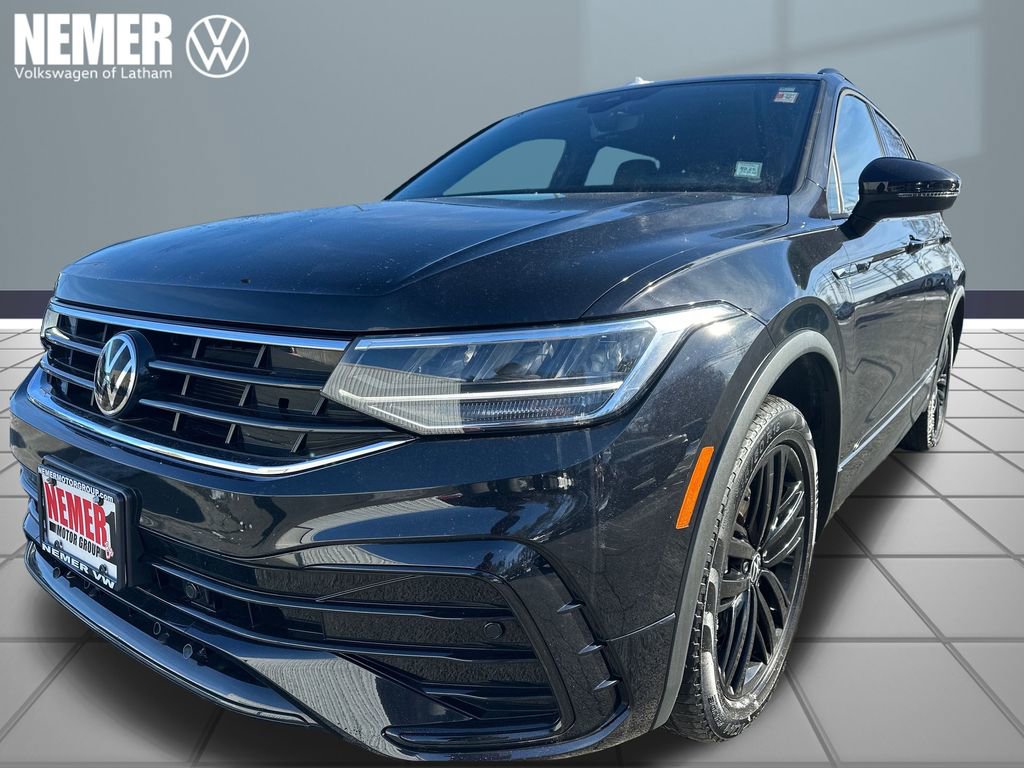 Certified 2022 Volkswagen Tiguan SE R-Line image 1
