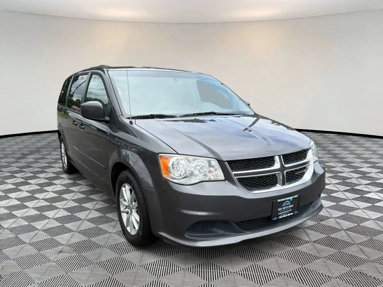 Used 2016 Dodge Grand Caravan SXT w/ UConnect Hands-Free Group FWD image 1