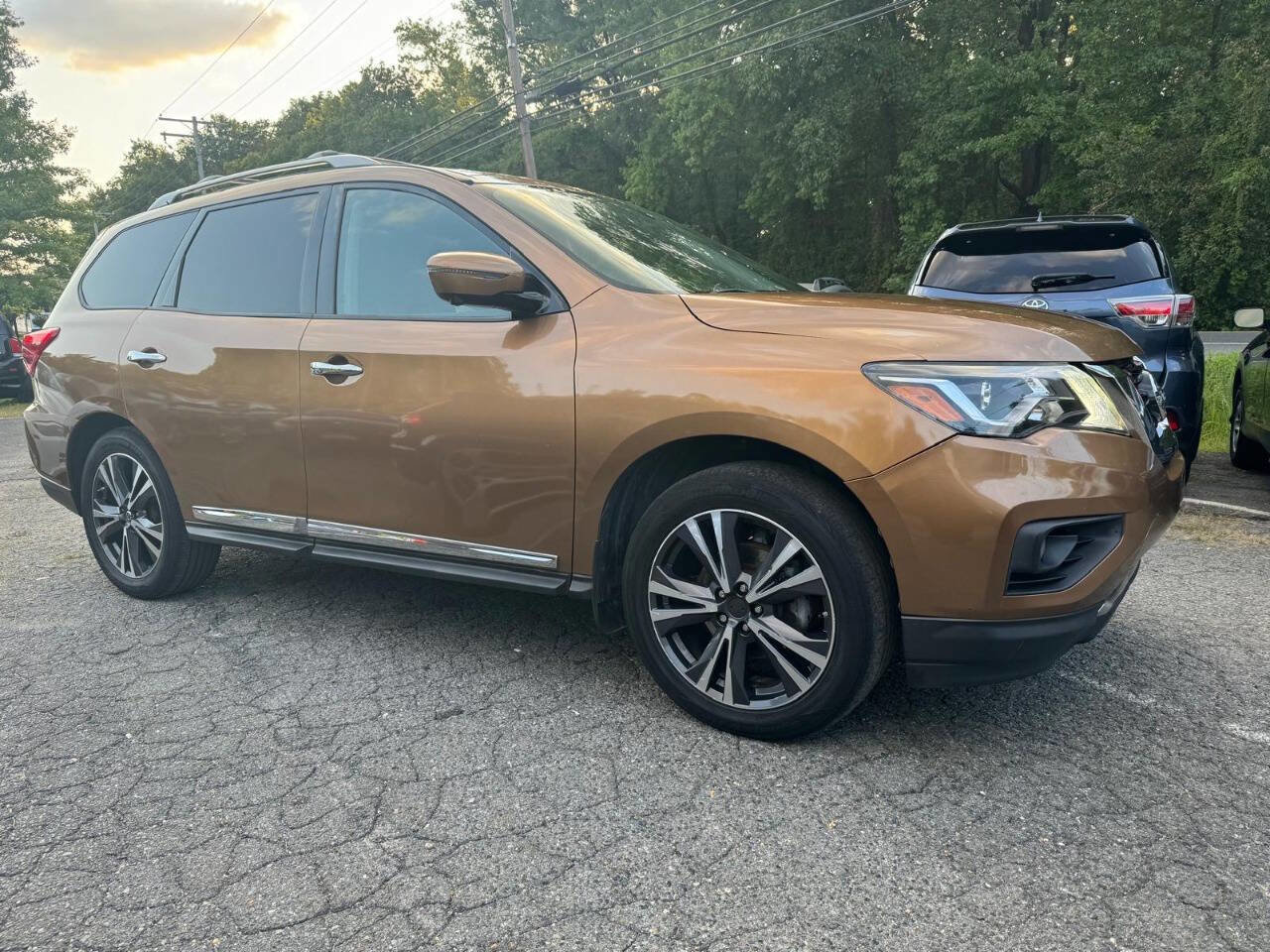 Used 2017 Nissan Pathfinder Platinum w/ Family Entertainment Package image 3