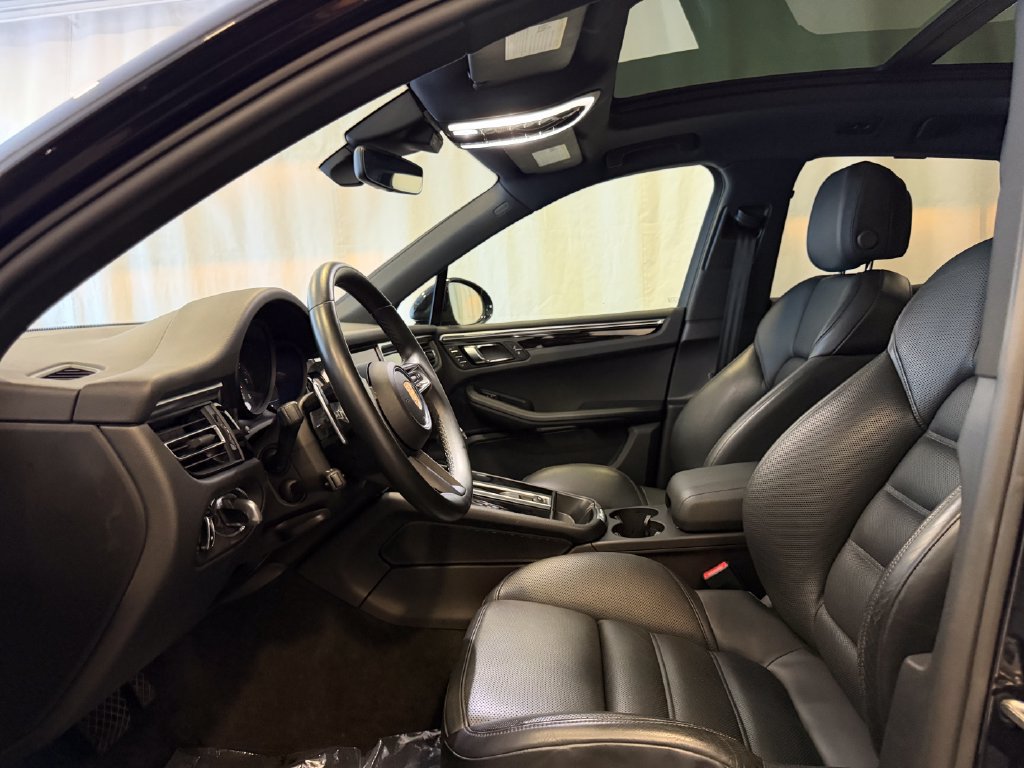 Certified 2023 Porsche Macan AWD/4WD image 5